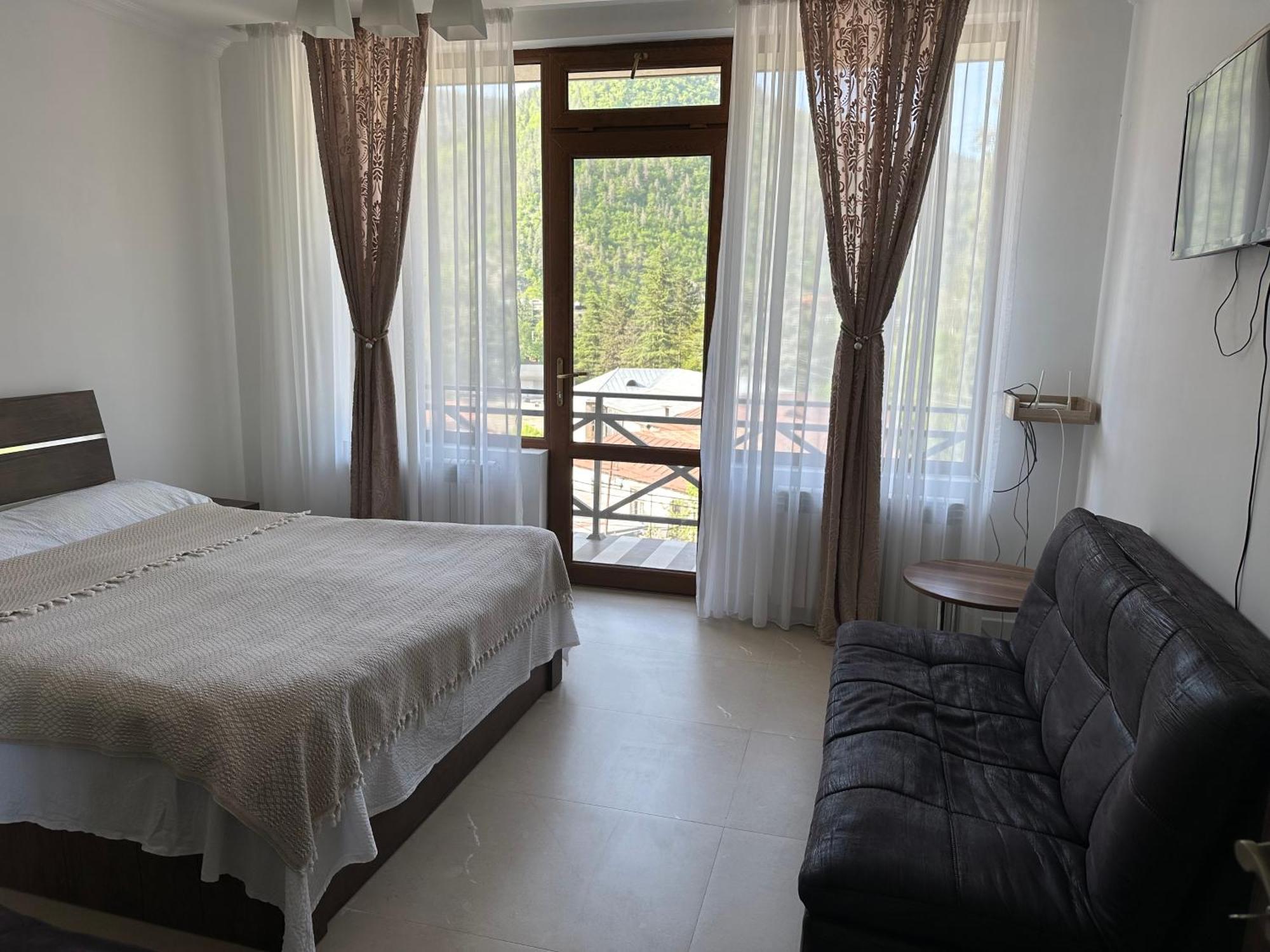 Guest House Nana Borjomi Exterior photo